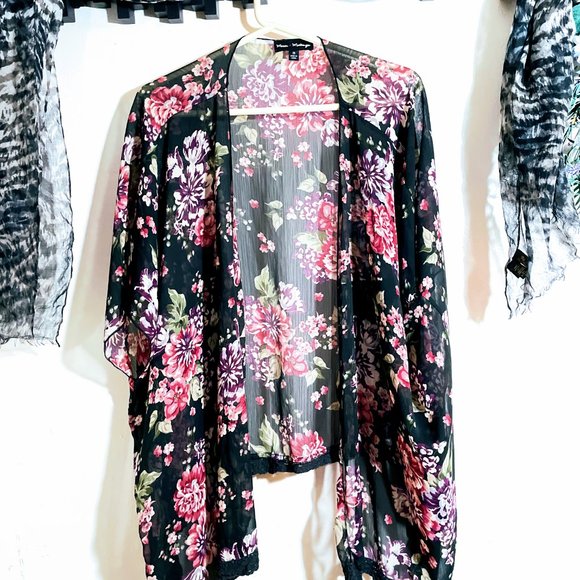 ⭐Mason & Mackenzie ⭐Black Colorful Floral ⭐️ Kimono Cardigan ⭐️ Flowing and FAB - Picture 5 of 12
